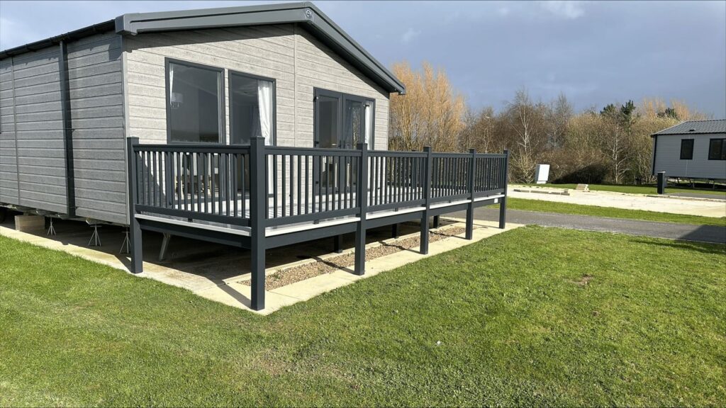 Anthracite lodge deck