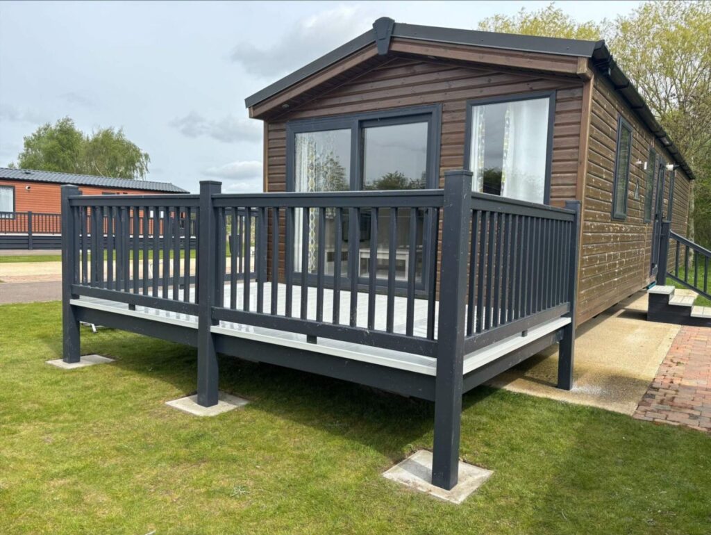 Wraparound lodge deck